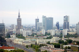 Moderne Hochhäuser stehen inmitten historischer Gebäude im Stadtzentrum, Warschau, Polen