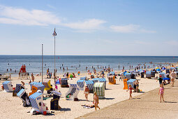 Blick über Strand mit Strandkörben, Norderney, Ostfriesische Inseln, Ostfriesland, Niedersachsen, Deutschland