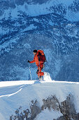 Bergsteiger auf einem Grat, Ehrwald, Wettersteingebirge, Tirol, Österreich