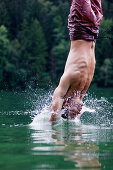 Junger Mann springt ins Wasser, Füssen, Bayern, Deutschland