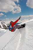 Snowboarder macht einen Schwung, Kappl, Tirol, Österreich