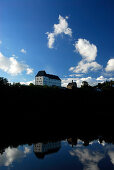 Schloss Burgk mit Spiegelung in der Saale, Thüringen, Deutchland