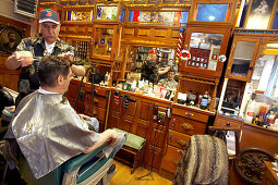 Ein Mann in einem Friseursalon, Johns Haircutting, Beacon Hill, Boston, Massachusetts, USA