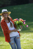 Junge Frau mit einem Strauß Tulpen, Brannenburg, Oberbayern, Bayern, Deutschland