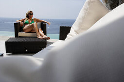 Frau beim Sonnenbaden, nahe Uluwatu, Bali, Indonesien