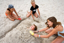Kinder am Strand, Sellin, Rügen, Ostsee, Mecklenburg-Vorpommern, Deutschland