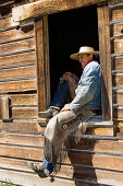 Cowboy sitzt in Scheunenfenster, Wilder Westen, Oregon, USA