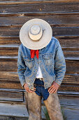 Cowboy at barn, wildwest, Oregon, USA