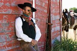 Cowboy vor Scheunenwand, Wilder Westen, Oregon, USA