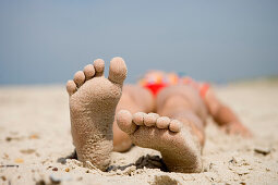 Panierte Füsse eines jungen Mädchen am Strand, Henne Strand, Jütland, Dänemark, Europa