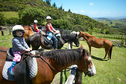 Tour on horseback, family, Okopako Lodge, near Opononi, at Hokianga Harbour, Northland, North Island, New Zealand