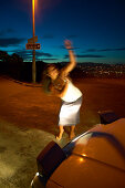 Samoanerin tanzt Freitag Nacht zur Musik aus ihrem Auto. Auf Mt. Victoria, über Zentrum von Wellington, Nordinsel, Neuseeland