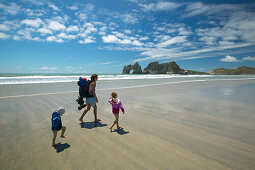 Strand, Wanderung bei Ebbe, Wharariki Beach, bei Puponga, Nordwestküste, Neuseeland