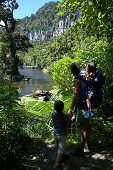 Wanderung, Mutter mit Kindern am Fluß des Punakaiki Nat.Parks, Punakaiki, nördlich Hokitika, Westküste, Südinsel, Neuseeland