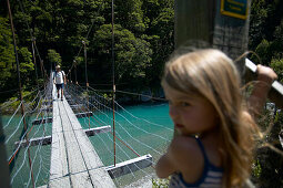 Mädchen an Hängebrücke, Weg zu den Bluepools, östlich Haas Pass, Südalpen, Südinsel, Neuseeland