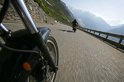 Motorradtour Grimselpass, Motorradtour im Juni über Alpenpässe in Österreich und Schweiz, Grimselpass, Bewegungsaufnahme, Fahrspaß, Aktion, Bewegung, Kurvenlage, Vorderrad, Asphalt