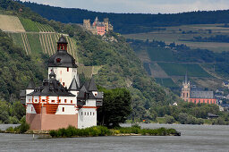 Schoenburg Castle and river Rhine, Oberwesel, Pfalz near Kaub, Rhineland Palatinate, Germany
