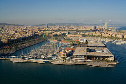 Maremagnum Einkaufszentrum, hölzerner Laufsteg, Rambla de Mar, Blick von der Seilbahn Transbordador Aeri, Barceloneta, Port Vell, alter Hafen, Meer, Überblick über die Stadt Barcelona, Katalonien, Spanien