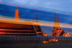 Verkehr am Abend vor Wat Phra Kaeo Tempel, Bangkok, Thailand