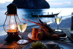 Languste zum Candle Light Dinner am abendlichen Strand im Restaurant The Grotto, Hotel Rayavadee, Hat Phra Nang, Krabi, Thailand