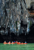 Kajak unter überhängendem Kalksteinfelsen, Bucht von Phang Nga, Thailand