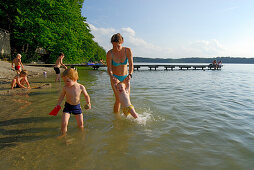 Strandbad am Hartsee mit Familie mit kleinen Kindern, Hartsee, Chiemgau, Oberbayern, Bayern, Deutschland