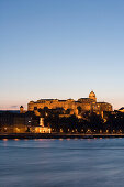 Donau und beleuchteter Burgpalast im Dämmerlicht, Blick von Pest, Budapest, Ungarn, Europa