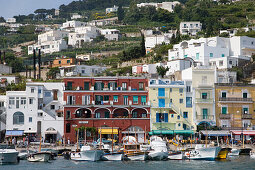 Bunte Häuser und Boote an der Marina Grande auf der Insel Capri, Kampanien, Italien, Europa