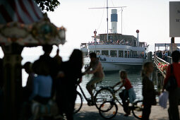 Ausflugsboot am Anlegesteg, Tutzing, Starnberger See, Bayern, Deutschland