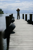 Junge am Holzsteg, Roseninsel, Possenhofen, Starnberger See, Bayern, Deutschland