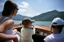 Mutter und Kinder in einem Elektroboot auf dem Tegernsee, Oberbayern, Bayern, Deutschland, MR