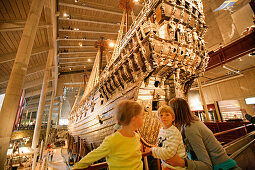 Mutter und zwei Kinder im Vasa Museum, Stockholm, Schweden
