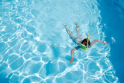Mädchen schnorchelt in einem Schwimmbecken, Bayern, Deutschland, MR