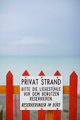 Schild an einem Zaun von einem Privatstrand, Nordsee, Deutschland