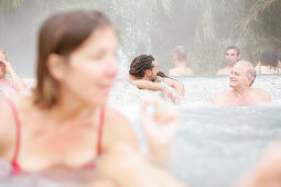 Leute in warmes, schwefelhaltiges Wasser, Saturnia, Toskana, Italien