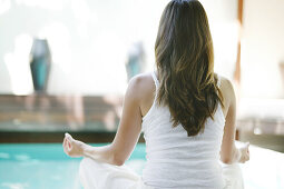 Frau beim Meditieren, Ruhe, Entspannung, Yoga