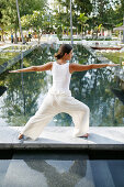 Frau macht Yoga beim Pool, Gesundheit, Wellness, Spa
