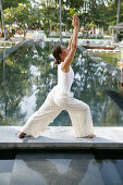 Frau macht Yoga, Wellness, Entspannung, Gesundheit