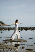 Frau am Meer beim Meditieren, Wellness, Entspannung, Gesundheit, Thailand