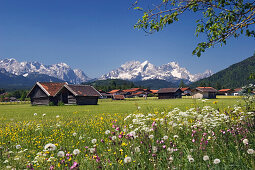 Ortschaft im Werdenfelser Land, Wettersteingebirge mit Zugspitze und Alpspitze im Hintergrund, Oberbayern, Bayern, Deutschland