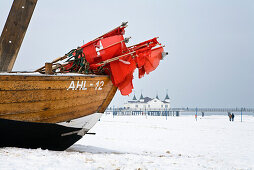 Fischerboot und Seebrücke Ahlbeck im Winter, Ahlbeck, Usedom, Mecklenburg-Vorpommern, Deutschland
