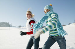 Zwei Frauen laufen nebeneinander durch den Schnee, Steiermark, Österreich