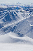 Winter in Kamtschatka, Tiefblick auf  Schnee Krater und Ausblick vom Gipfel des Vulkanes Zavaritskogo 1696m zum Zhupanovsky, Kamtschatka,Sibirien, Russland
