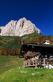 traditionelles Almgebäude vor Wilder Kaiser, Kaisergebirge, Tirol, Österreich