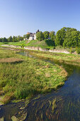 Schloss Bauska, Vogtsburg, gebaut 1443, und der Fluss Musa, Bauska, Lettland