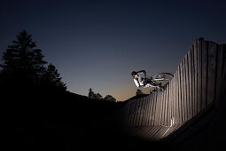 Mountainbiker in einer Wallride, Oberammergau, Bayern, Deutschland