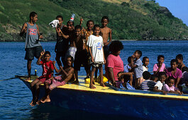 Schulboot in der Octopus Bay vor Waya Island, Yasawa Gruppe, Fidschi, Südsee