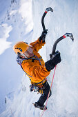Ein Mann bein Eisklettern am Corn Diavolezza bei Pontresina, an einem künstlichen Eisfall im Skigebiet, Graubünden, Schweiz, MR