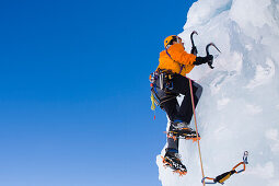 Mann beim Eisklettern am Corn Diavolezza (künstlicher Eisfall), Pontresina, Oberengadin, Graubünden, Schweiz