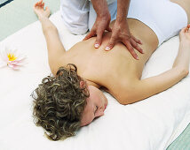 Frau bei der Massage